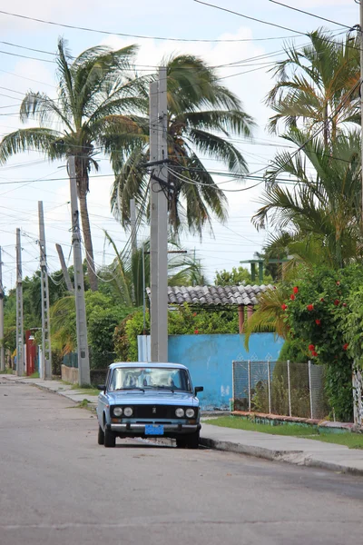 Ouderwetse auto in tre straat van Varadero — Stockfoto