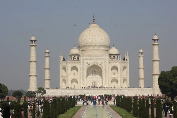 People around The Taj Mahal, India — Stock Photo, Image