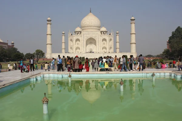 Pessoas ao redor do Taj Mahal, Índia — Fotografia de Stock