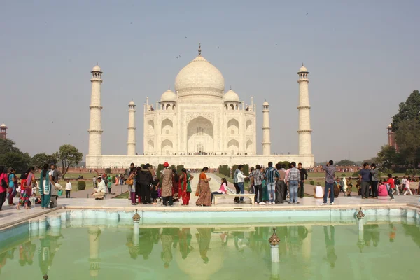 Pessoas ao redor do Taj Mahal, Índia — Fotografia de Stock