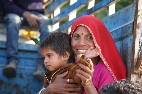 Όμορφη ινδική μαμά με το γιο της — Φωτογραφία Αρχείου