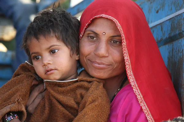 Bella mamma indiana con suo figlio — Foto Stock