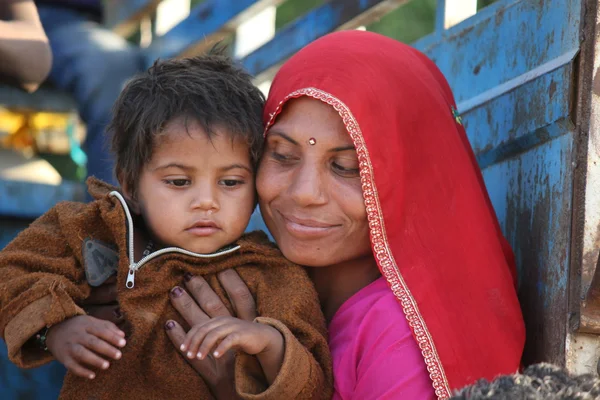 Bella mamma indiana con suo figlio — Foto Stock