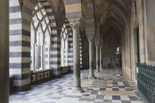 Собор Амальфи, внешняя колоннада — стоковое фото