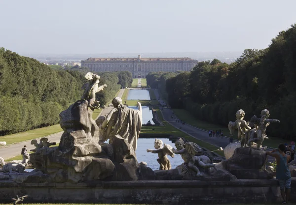 Královský palác Caserta zahrada a fontána hry — Stock fotografie