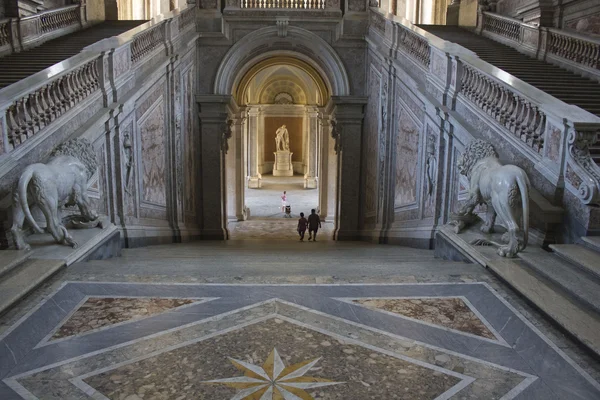 La gran escalera de honor del Palacio Real de Caserta — Foto de Stock