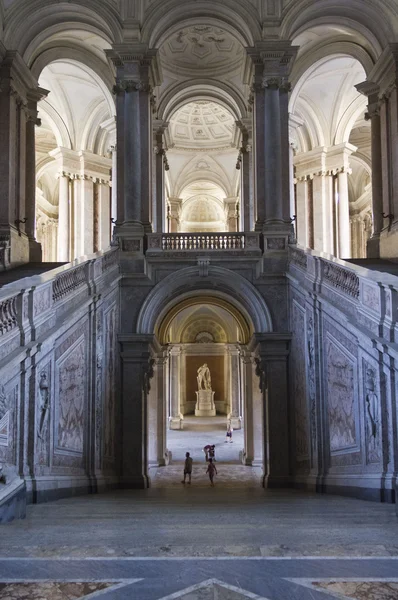 La gran escalera de honor del Palacio Real de Caserta — Foto de Stock