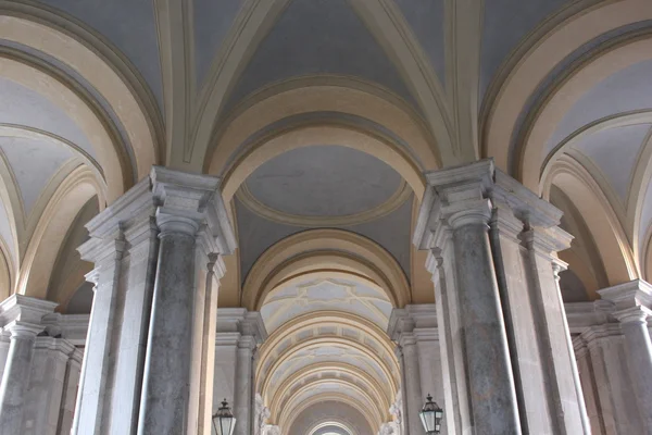 Koninklijk Paleis Caserta externe colonnade — Stockfoto