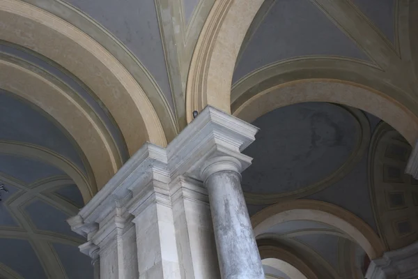 Caserta kungliga slottet externa colonnade — Stockfoto