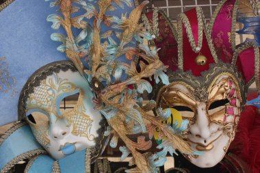 tipik Venedik karnaval maskesi