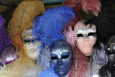 Tipik Venedik Karnavalı maskeleri