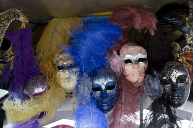 Tipik Venedik Karnavalı maskeleri