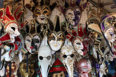Tipik Venedik Karnavalı maskeleri