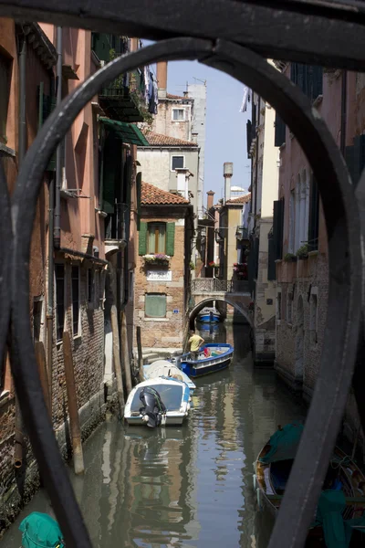 Canal estrecho de Venecia tradicional —  Fotos de Stock