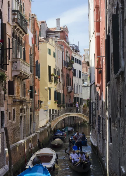 Venetië gondelier drijvend op een traditionele Venetiaanse kanaal — Stockfoto