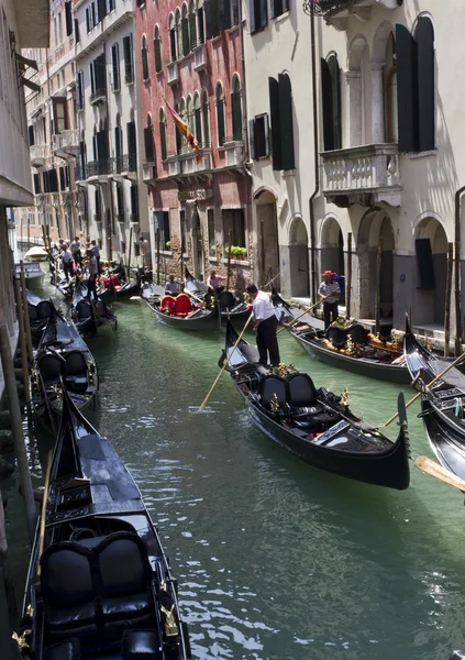 Venezianischer Gondoliere schwimmt auf einem traditionellen venezianischen Kanal — Stockfoto