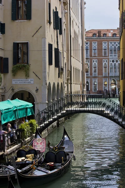 Traditionele Venetië gondel geparkeerd in het kanaal — Stockfoto