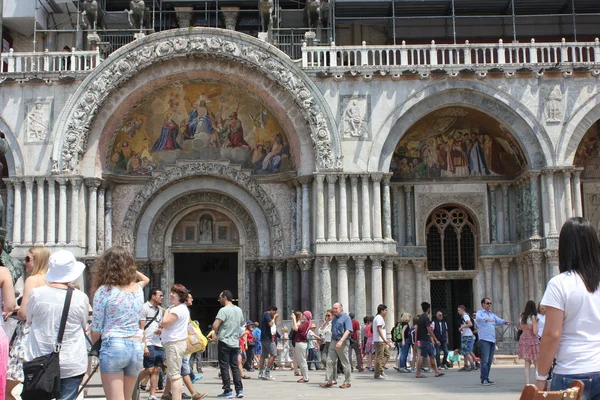 Lidé při vchodu do St.Mark baziliky — Stock fotografie