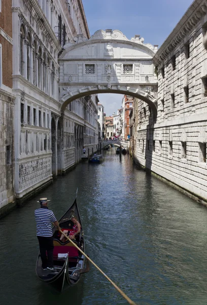 Le Pont des Soupirs et un gondolier à Venise — Photo