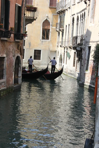 Velence Gondolier úszó egy hagyományos velencei csatornára — Stock Fotó