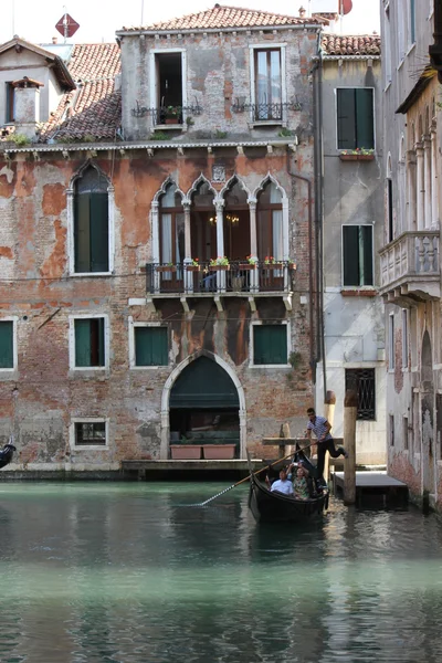 Gondolier Wenecja unoszące się nad tradycyjnym weneckim kanałem. — Zdjęcie stockowe