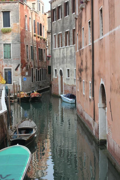 Traditionele Venetië boot geparkeerd in een smal kanaal — Stockfoto