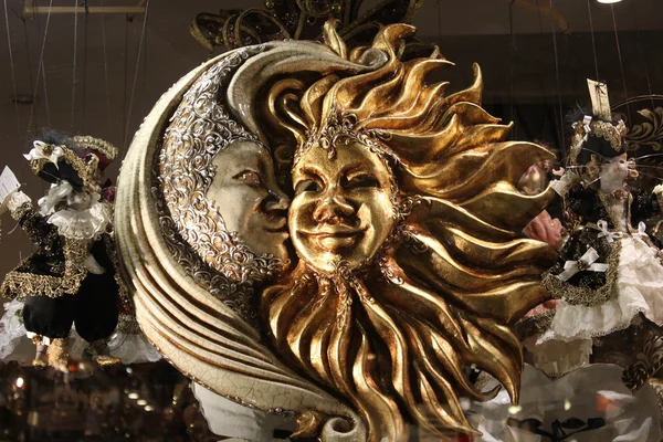 Tipik Venedik Karnavalı maskeleri