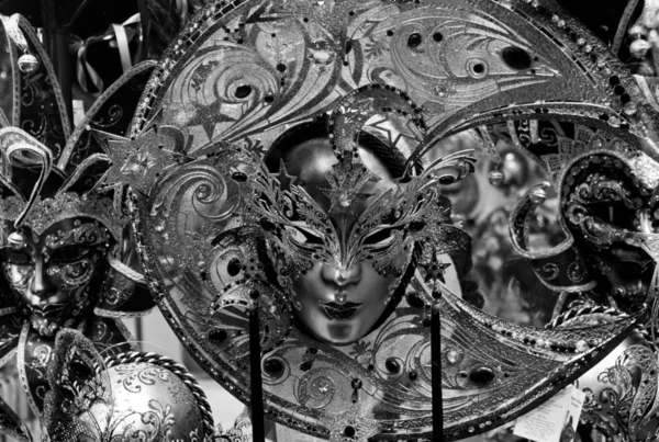 Masque de carnaval vénitien typique — Photo