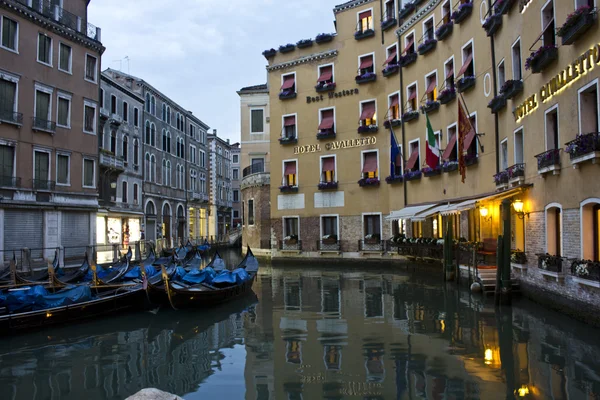 Tradycyjną gondolą Venice zaparkowany w wodzie — Zdjęcie stockowe