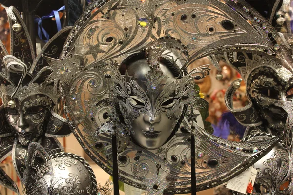 Księżyc w kształcie maski karnawałowe srebrny — Zdjęcie stockowe