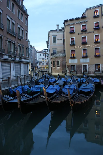 Góndola de Venecia aparcada —  Fotos de Stock