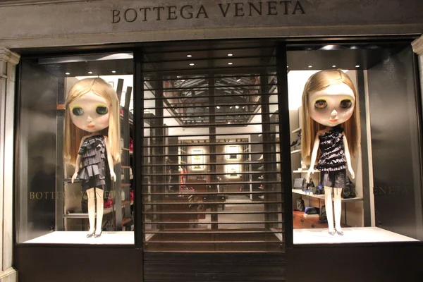 Vitrine Bottega veneta com boneca — Fotografia de Stock