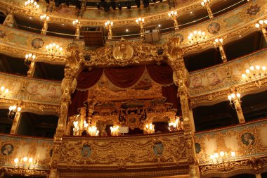 La Fenice Tiyatrosundan, Venedik iç