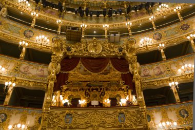 La Fenice Tiyatrosundan, Venedik iç