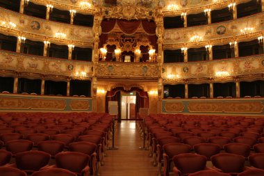 La Fenice Tiyatrosundan, La Fenice Tiyatrosundan, Venedik iç iç