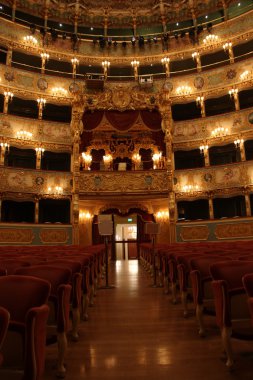 La Fenice Tiyatrosundan, La Fenice Tiyatrosundan, Venedik iç iç