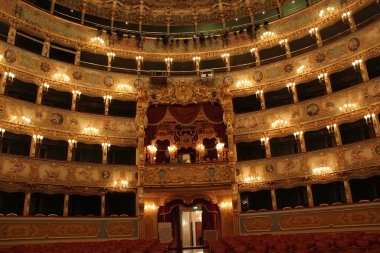 La Fenice Tiyatrosundan, La Fenice Tiyatrosundan, Venedik iç iç