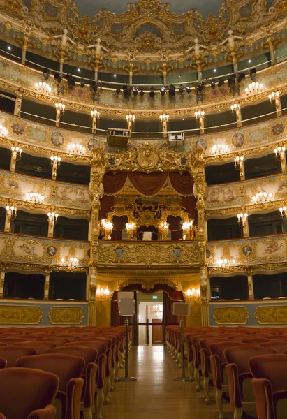 Интерьер театра La Fenice, интерьер театра La Fenice, Венеция — стоковое фото