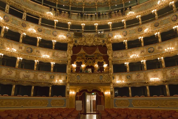 La Fenice Tiyatrosundan, La Fenice Tiyatrosundan, Venedik iç iç