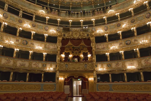 La Fenice Tiyatrosundan, La Fenice Tiyatrosundan, Venedik iç iç