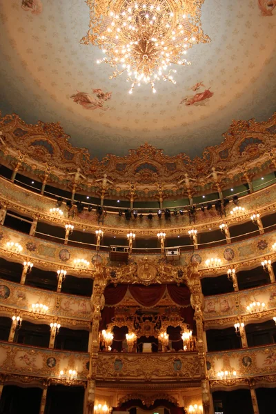 Интерьер театра La Fenice, интерьер театра La Fenice, Венеция — стоковое фото