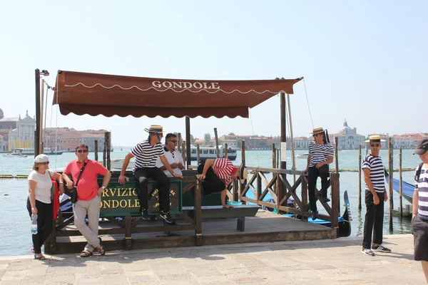 Venice Gondolier waiting for clients under a gazebo — Stock Photo, Image