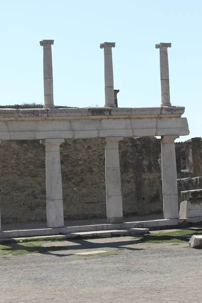 Ερείπια του κιονοστοιχία σε Πομπηία — Φωτογραφία Αρχείου