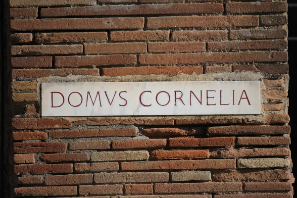 Detalle de un guion para indicar la calle en la antigua ciudad de Pompeya — Foto de Stock