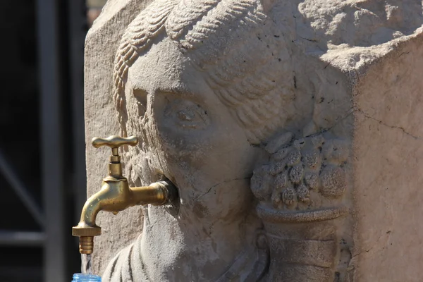 Historical face-shaped fountain — Stock Photo, Image