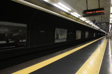 Napoli Metro, tren platformu.