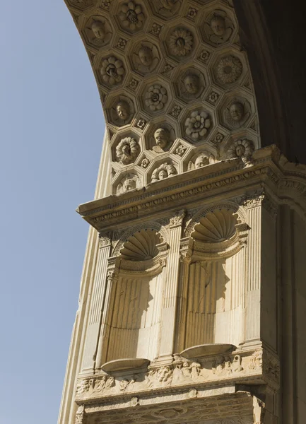 Castel dell 'ovo Türbogen architektonisches Detail — Stockfoto