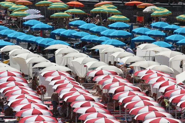 Beach umbrellas in a row — Stock Photo, Image