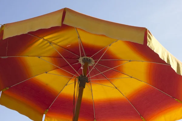 Red and yellow beach umbrellas on Amalfi Beach — Stock Photo, Image