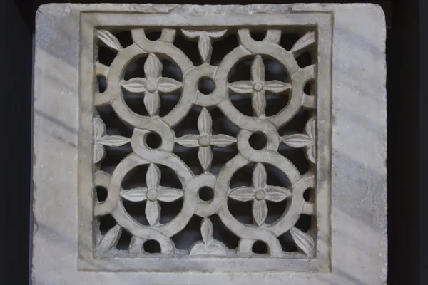 Resti di una transenna di marmo del VI secolo — Foto Stock